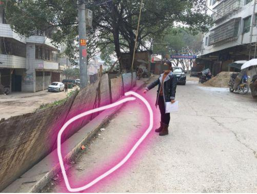向某在此地下车,下车前持刀行凶